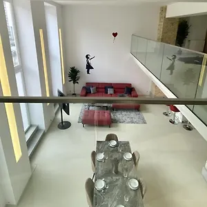  Apartment Loft With Pool Table, Kitchen Island & Gallery Deutschland